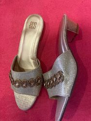 Нові Ніжні блискучі з камінцями мюлі 39 розміру ECS